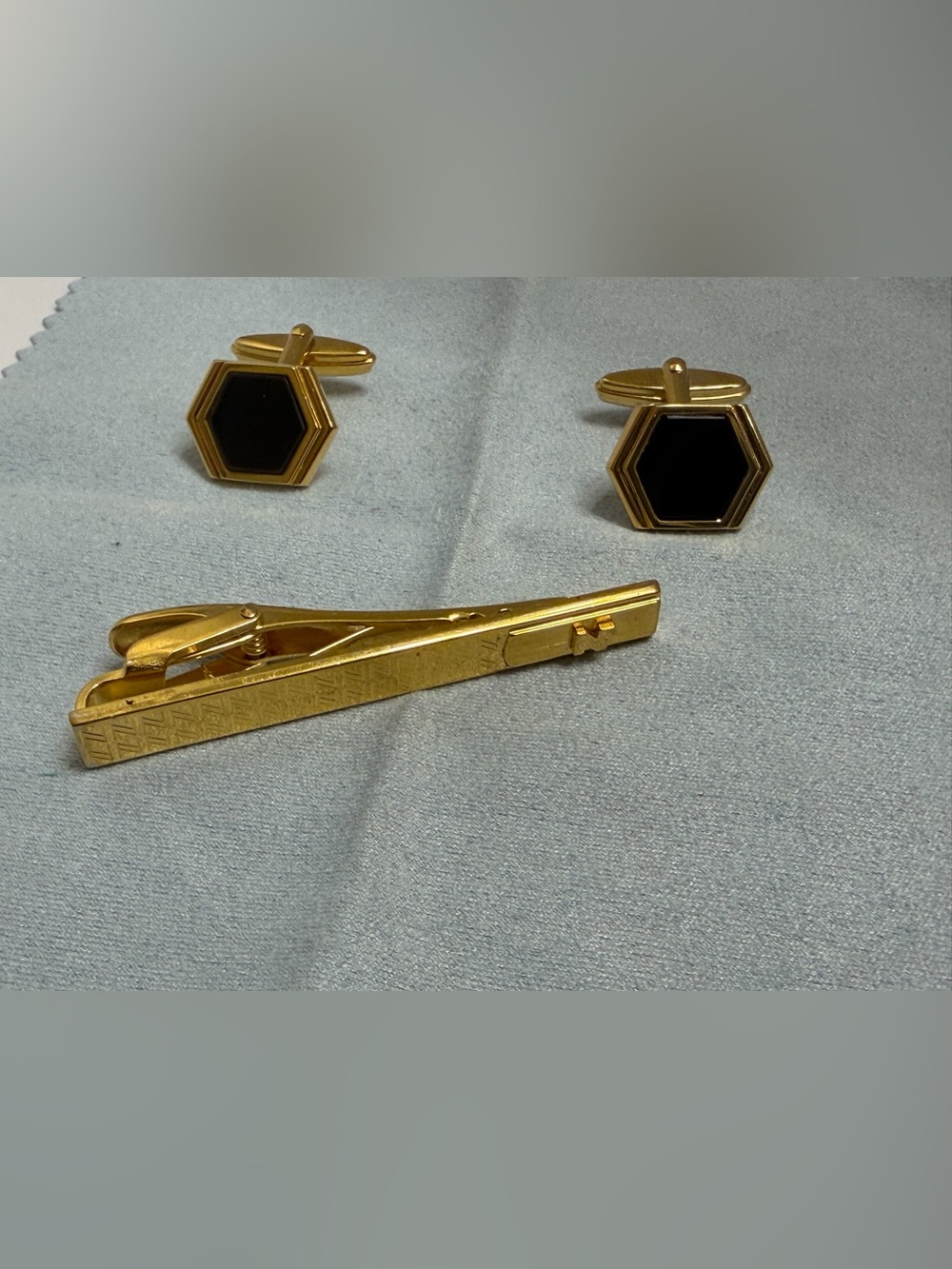 🎡🎡 Vintage- Nina Ricci Gold Tone Cufflinks and Tie Clip with Black Hexagon Inlay